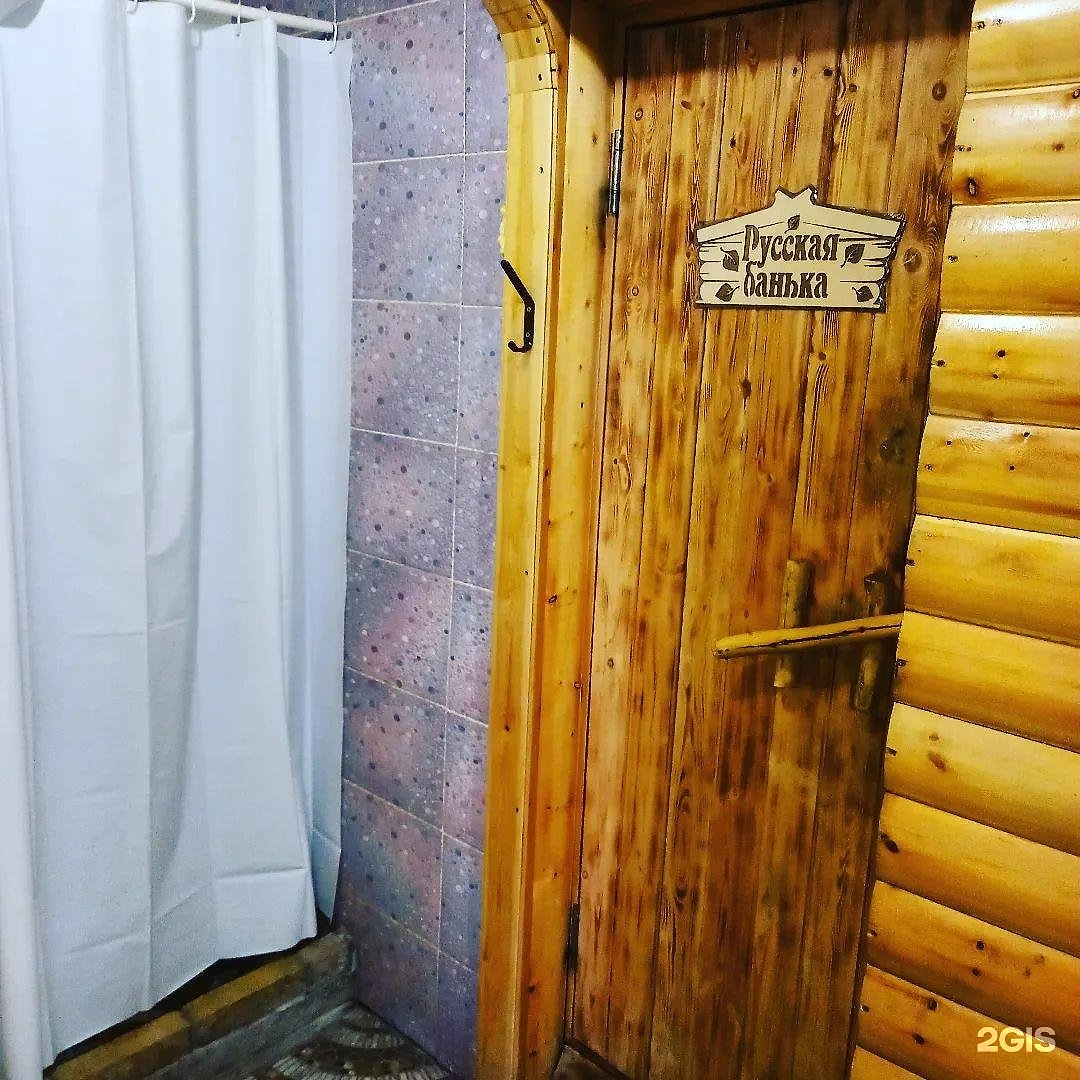 Дверь в парную с табличкой «Русская банька»