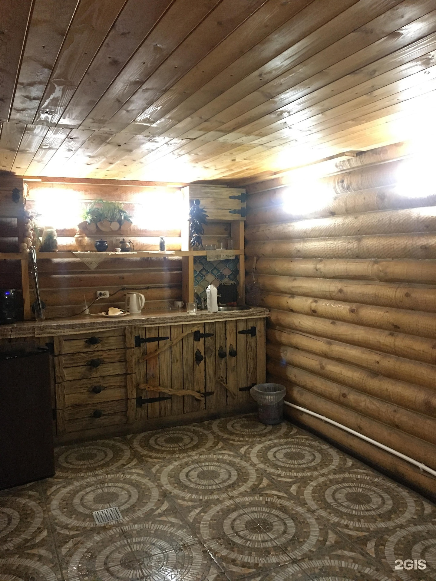 Комната отдыха с деревянной барной стойкой