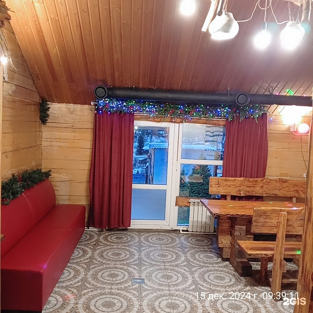 Комната отдыха с красным диваном