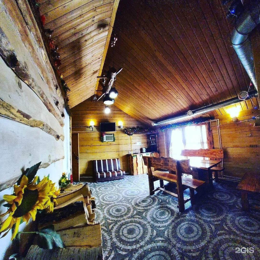 Комната отдыха со столами и лавками