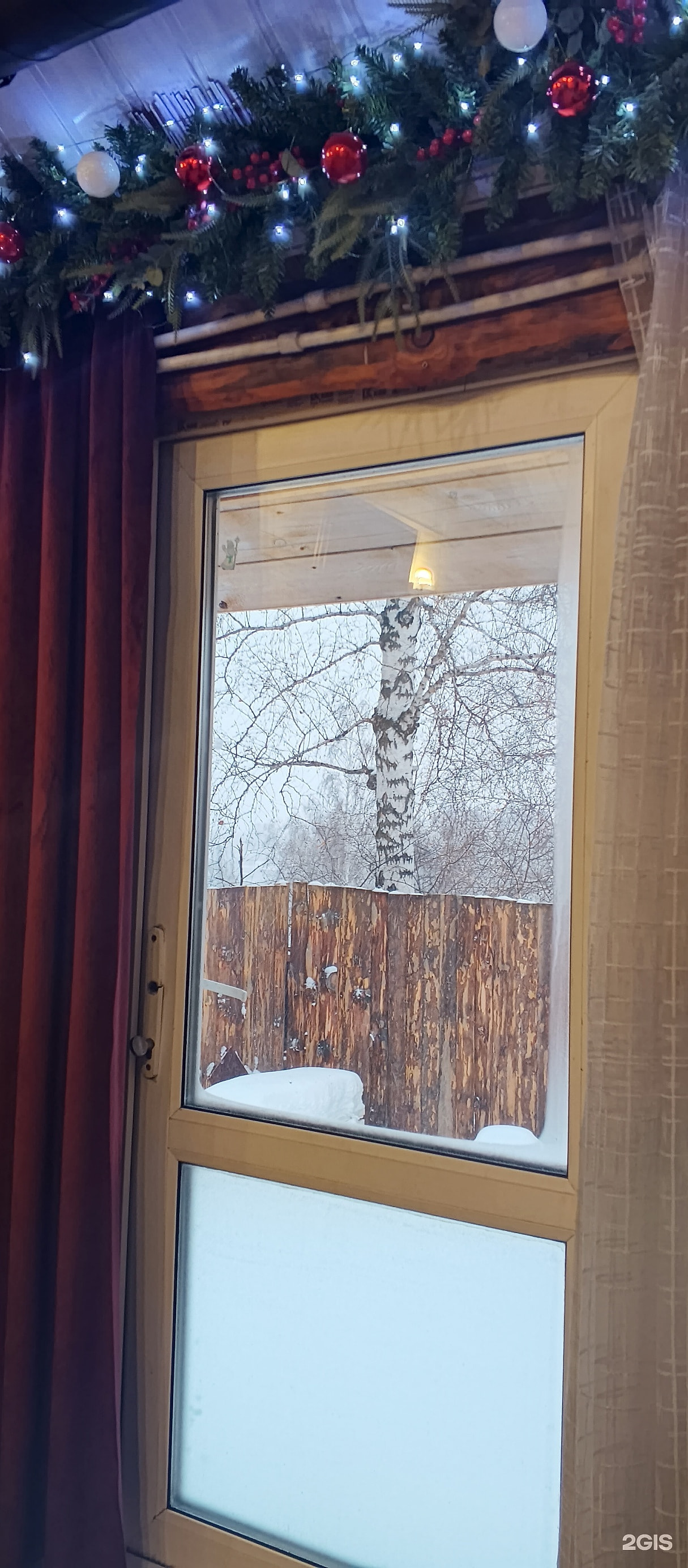 Окно с видом на заснеженные берёзы