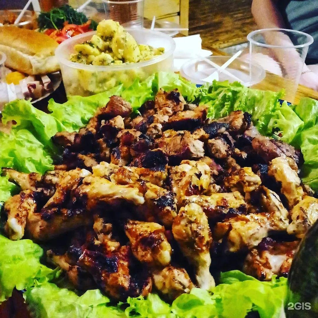 Шашлык на блюде с зеленью